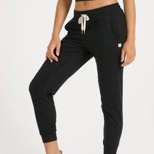 Vuori black joggers!